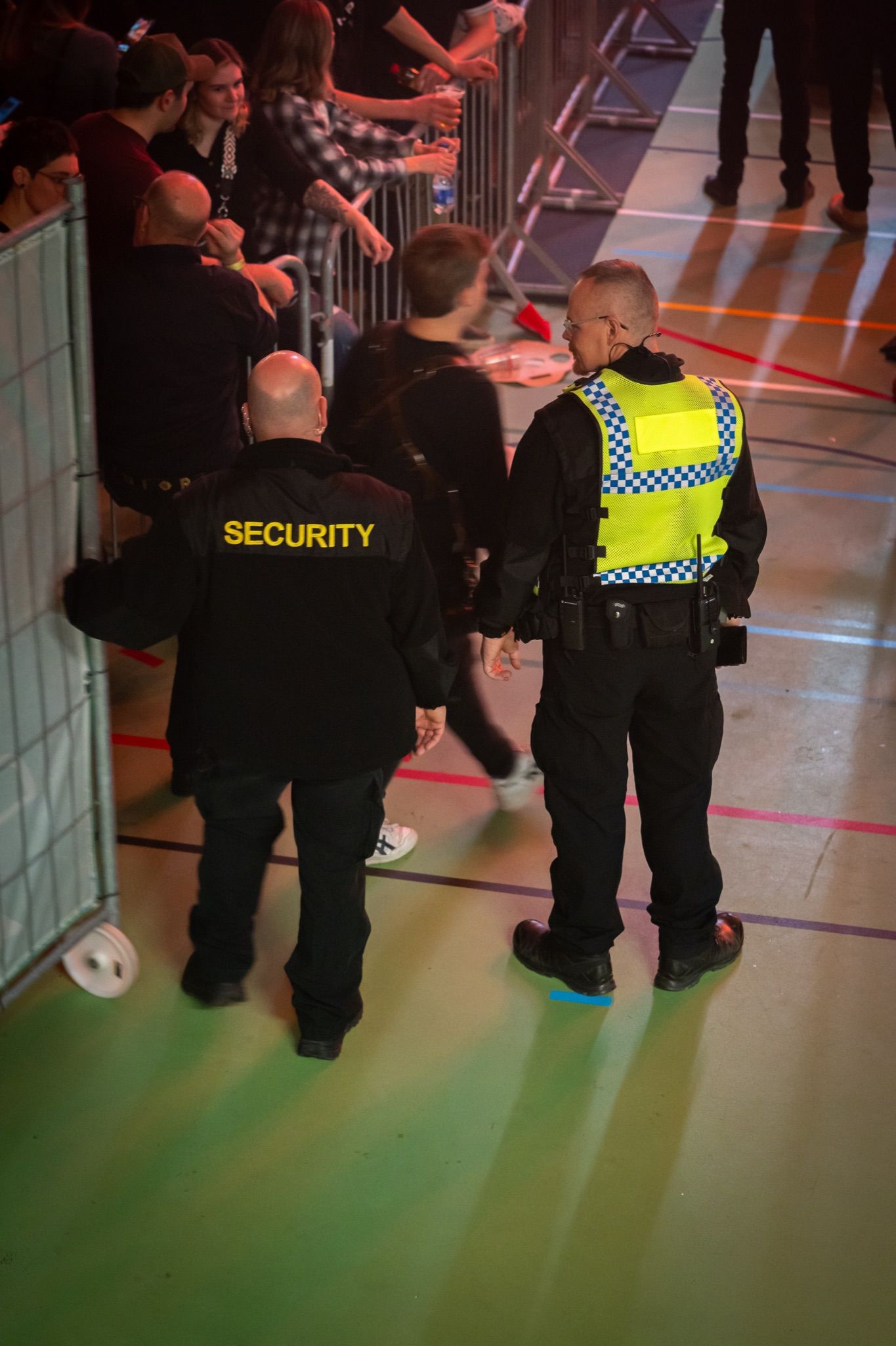 Sicherheitsmitarbeitende im Ordnungsdienst einer Veranstaltungshalle